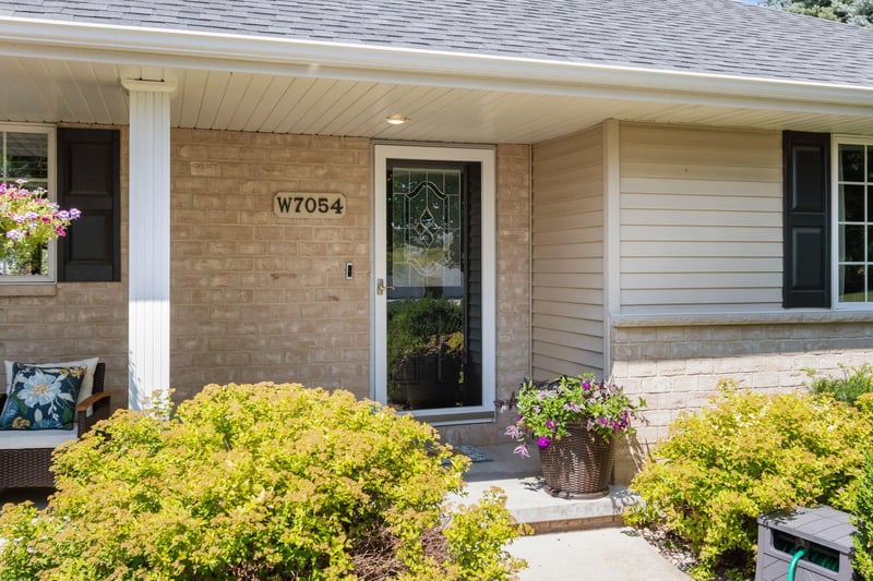 W7054 Bluebluff Way, Greenville, WI 54942