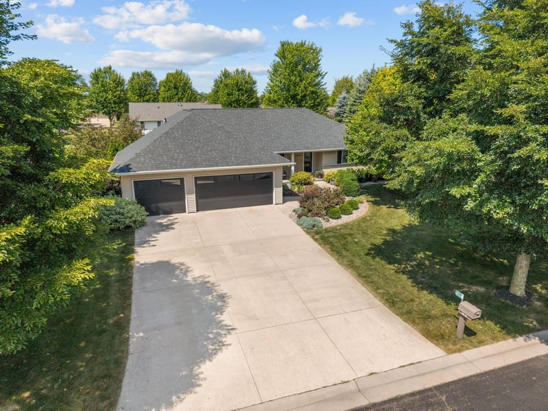 W7054 Bluebluff Way, Greenville, WI 54942