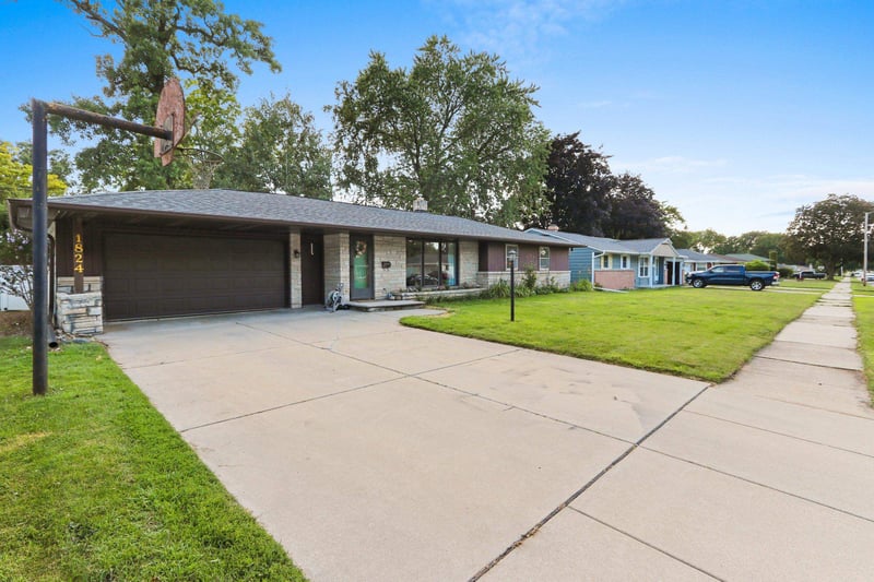 1824 Fiesta Ln, Green Bay, WI 54302-2226