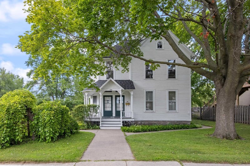 910 Cherry St, Green Bay, WI 54301-4824