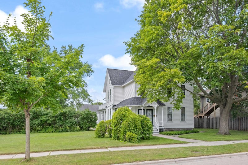 910 Cherry St, Green Bay, WI 54301-4824