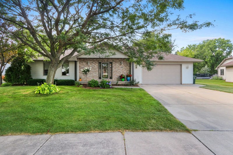 576 St Marys St, De Pere, WI 54115
