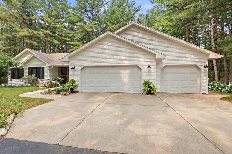 3673 Powderhorn Ln, Suamico, WI 54173