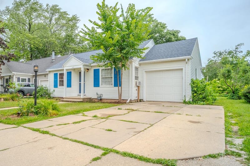 1489 Boyd St, Allouez, WI 54301