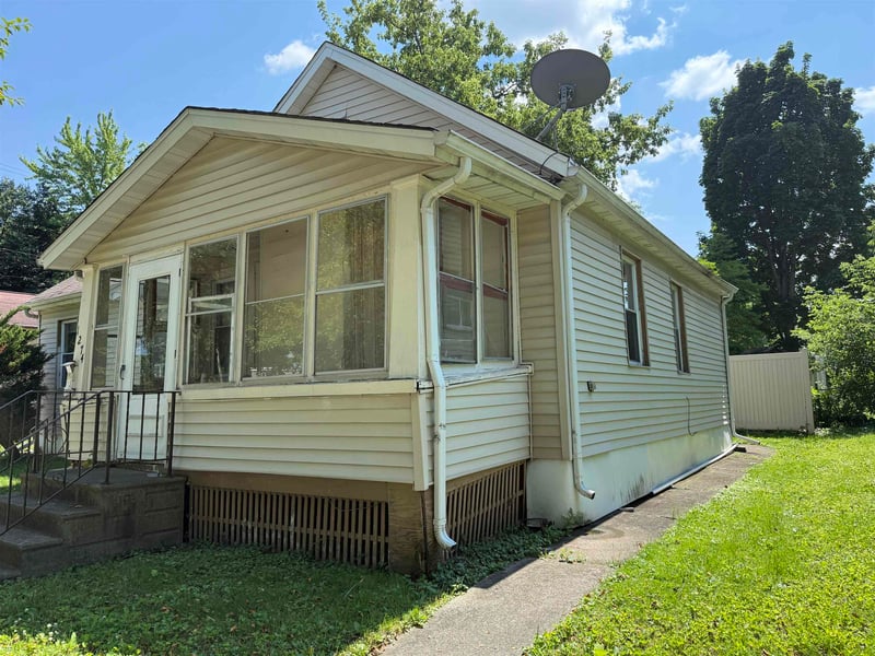 1274 Stuart St, Green Bay, WI 54301