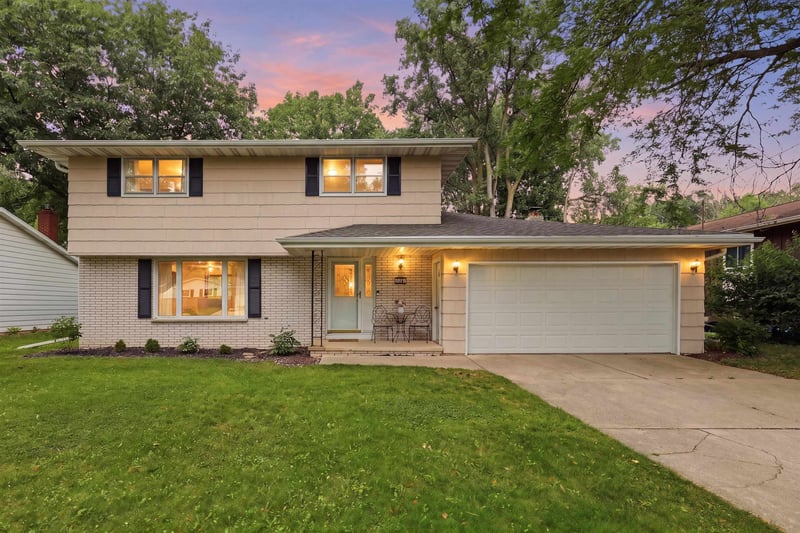1698 Beaver Dam Dr, Green Bay, WI 54304-2002