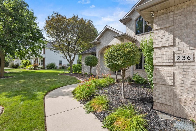 236 E Thornbrook Ln, Appleton, WI 54913