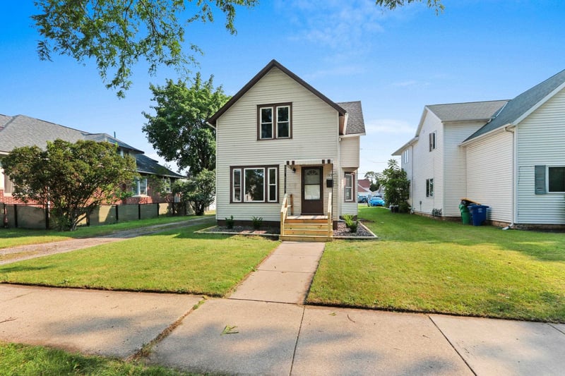 1457 Cedar St, Green Bay, WI 54302-1858
