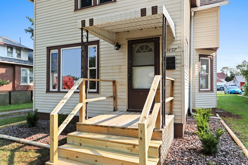 1457 Cedar St, Green Bay, WI 54302-1858