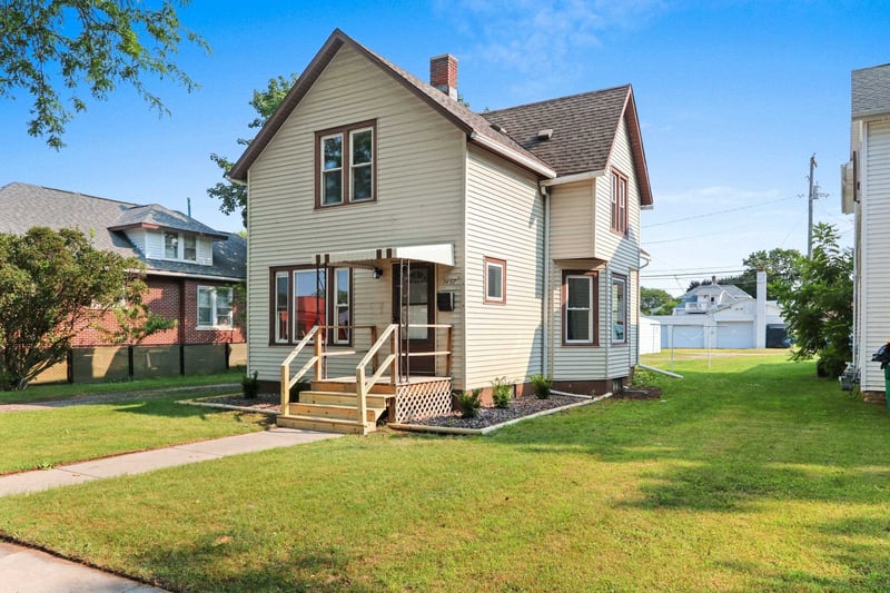 1457 Cedar St, Green Bay, WI 54302-1858