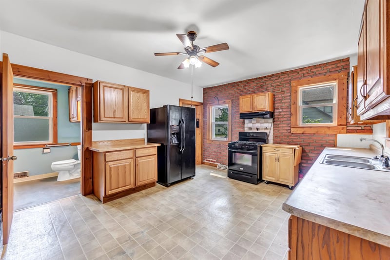 520 S Union St, Shawano, WI 54166-2932
