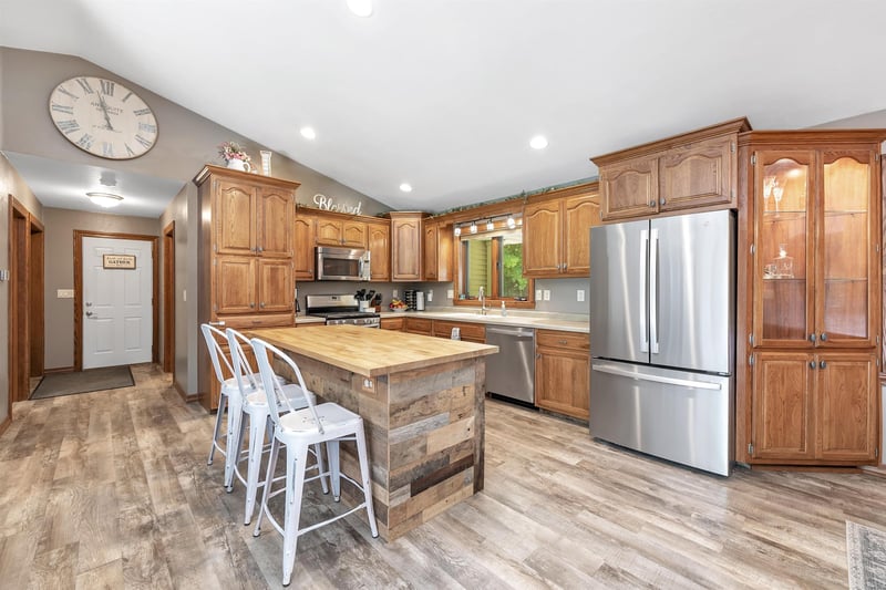 7944 Oak Ridge Ct, Oconto Falls, WI 54154-9690