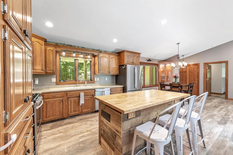 7944 Oak Ridge Ct, Oconto Falls, WI 54154-9690