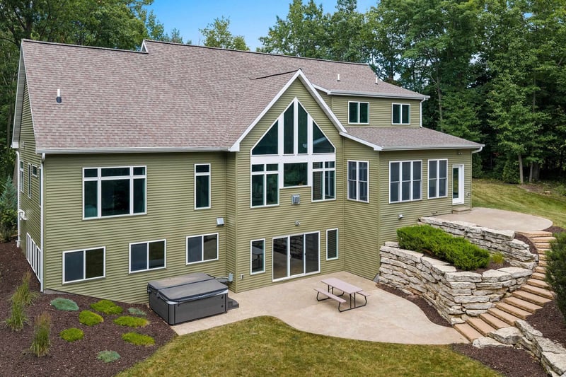 635 Ruys Woods Ct, Combined Locks, WI 54113
