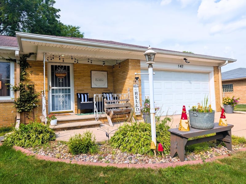 147 Hilltop Dr, Green Bay, WI 54301-2711