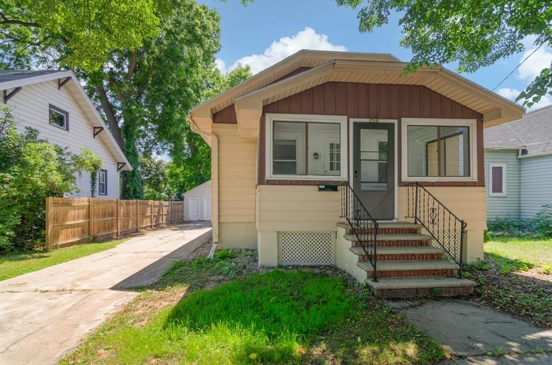 735 S Baird St, Green Bay, WI 54301