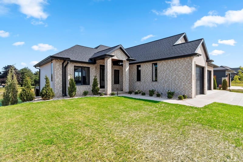 1761 Bobby Jones Dr, De Pere, WI 54115-5608