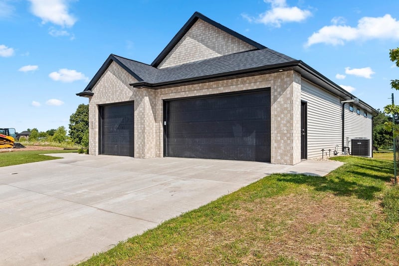1761 Bobby Jones Dr, De Pere, WI 54115-5608