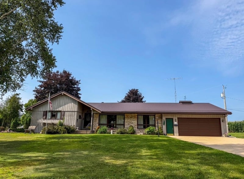 331 Orchard Cir, Gillett, WI 54124-0106