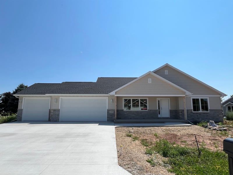 1430 Caroline Dr, New London, WI 54961-7317
