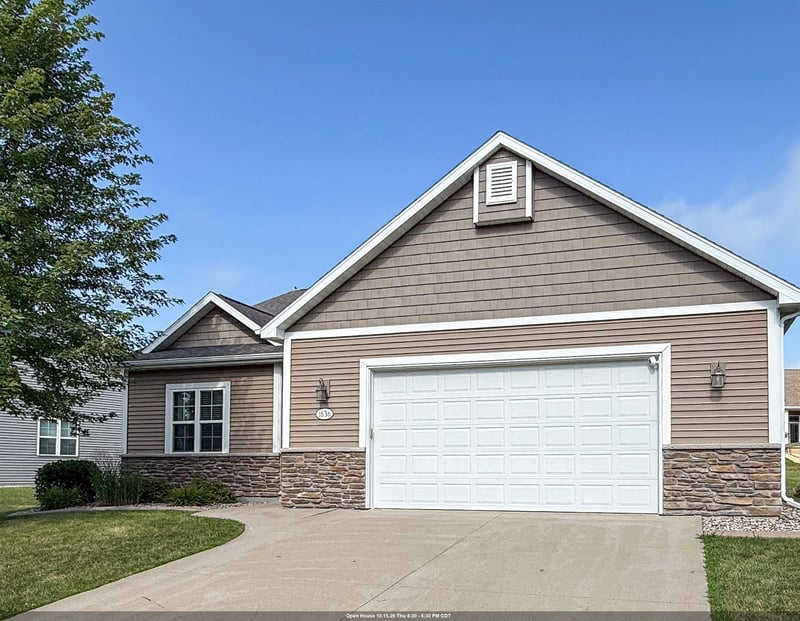 1636 Oak Hollow Ln, Neenah, WI 54956