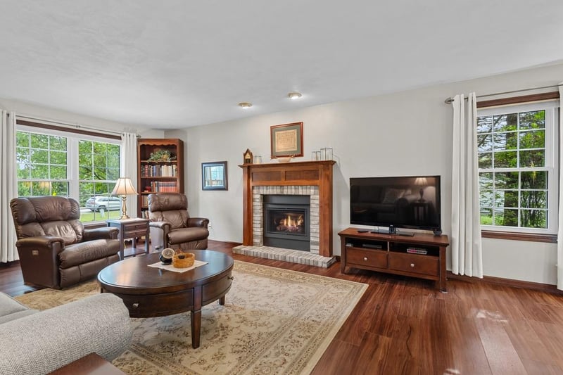 W6889 Greenridge Dr, Greenville, WI 54942