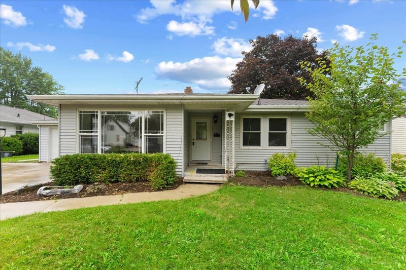 319 Parker Ave, Algoma, WI 54201