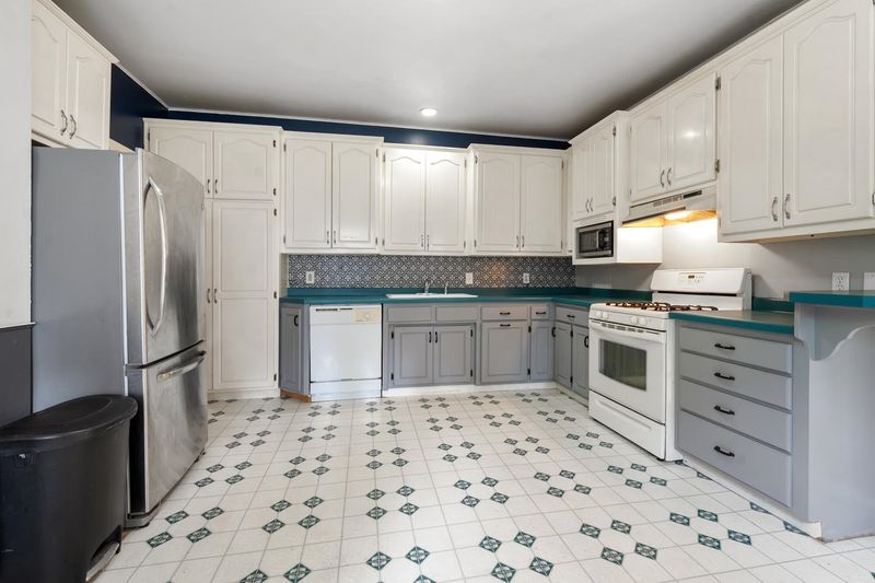 1240 S Jackson St, Green Bay, WI 54301-3038