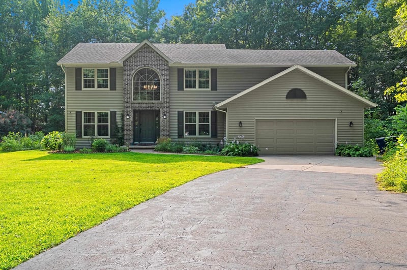 3611 Royal Oaks Ct, Suamico, WI 54173-8268