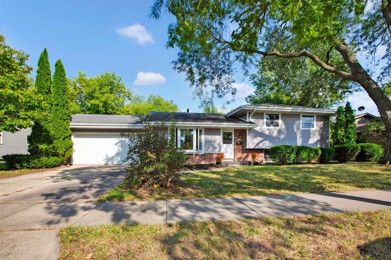 1030 Devonshire Dr, Oshkosh, WI 54902