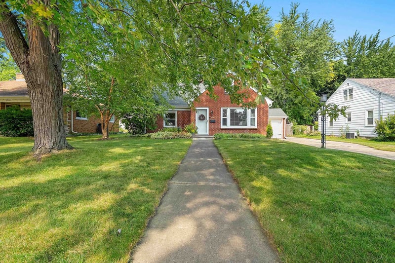 2374 Jourdain Ln, Green Bay, WI 54301-2138