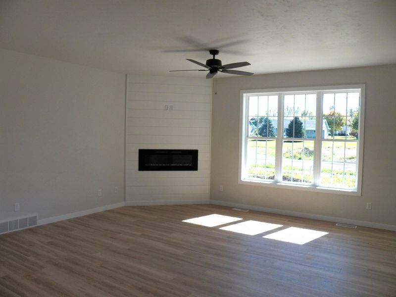 3457 Paula St, Green Bay, WI 54311-6142