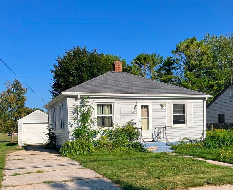 302 Church St, Algoma, WI 54201-1037