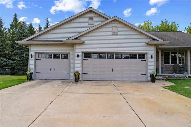 215 W Haven Ct, Luxemburg, WI 54217-1091