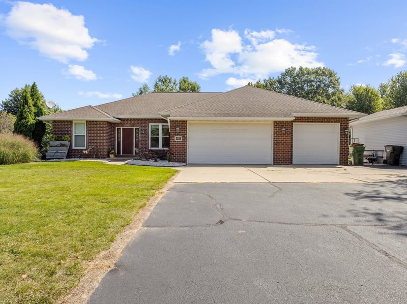 3206 River Forest Hills Dr, Pulaski, WI 54162