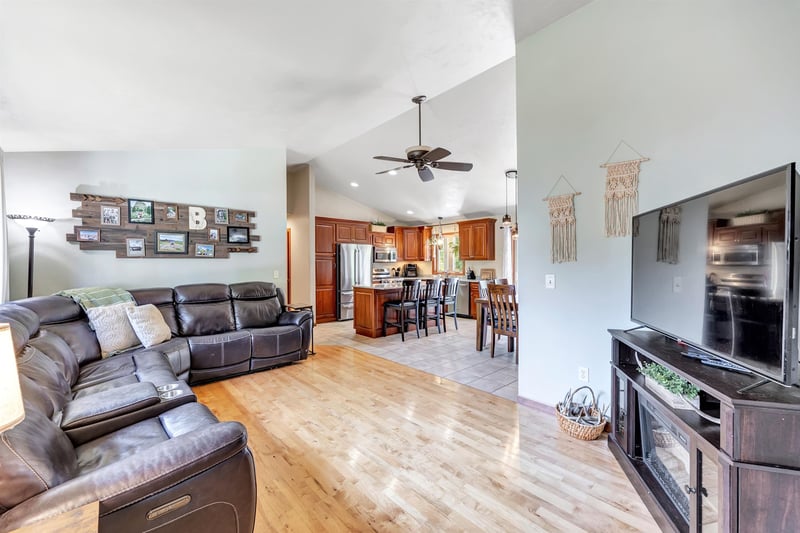 407 High Ridge Ln, Black Creek, WI 54106