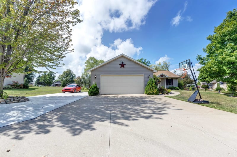 407 High Ridge Ln, Black Creek, WI 54106