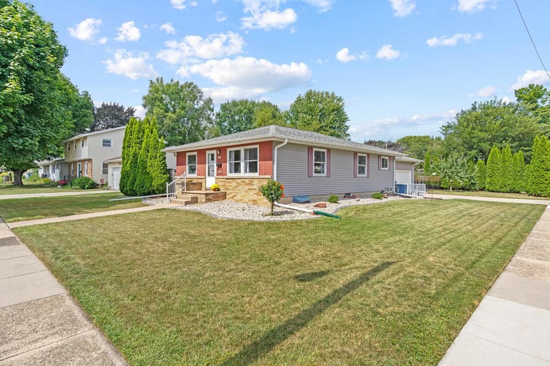 1324 Bismarck Ave, Oshkosh, WI 54902-5680