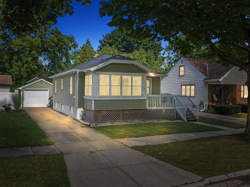 942 Division St, Green Bay, WI 54303-2947