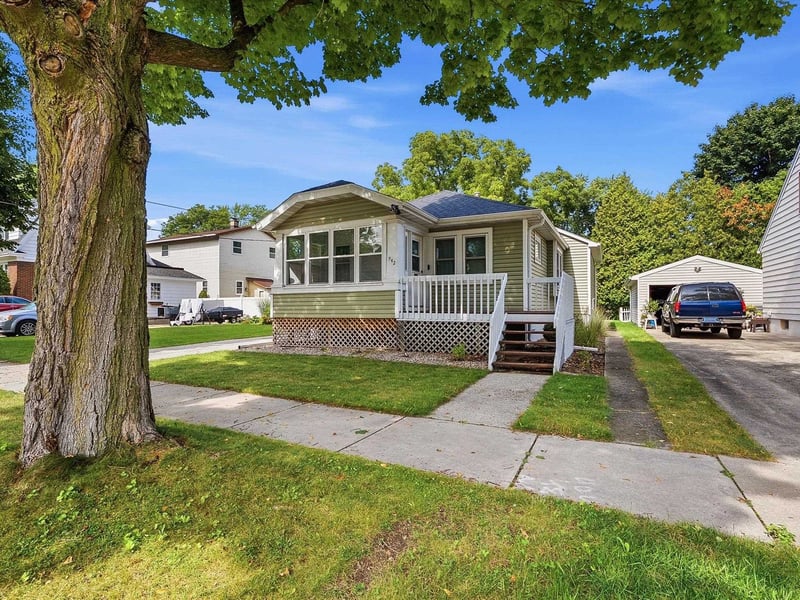 942 Division St, Green Bay, WI 54303-2947