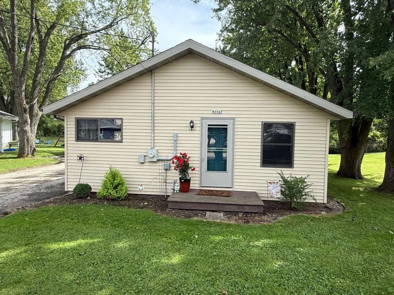 W7747 Railroad St, Shiocton, WI 54170-8627
