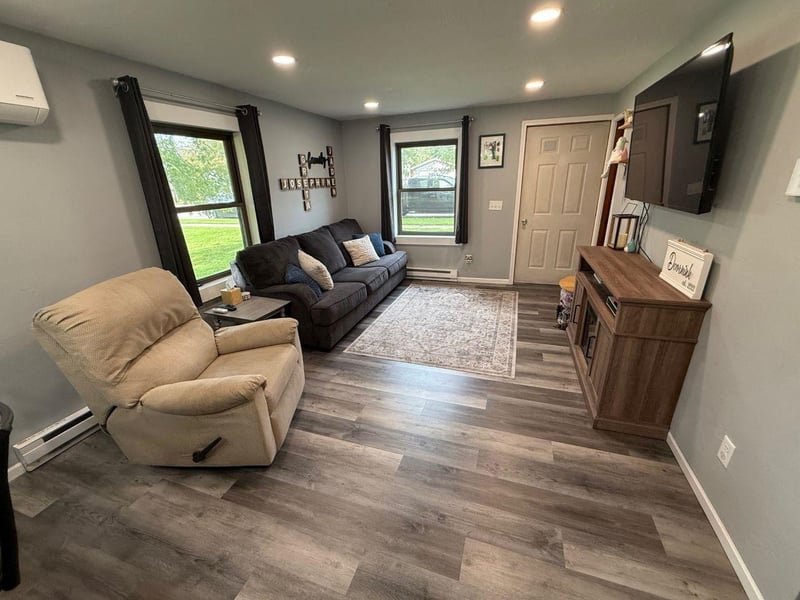 W7747 Railroad St, Shiocton, WI 54170-8627