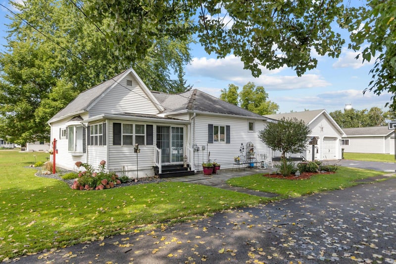 W7712 Railroad St, Shiocton, WI 54170