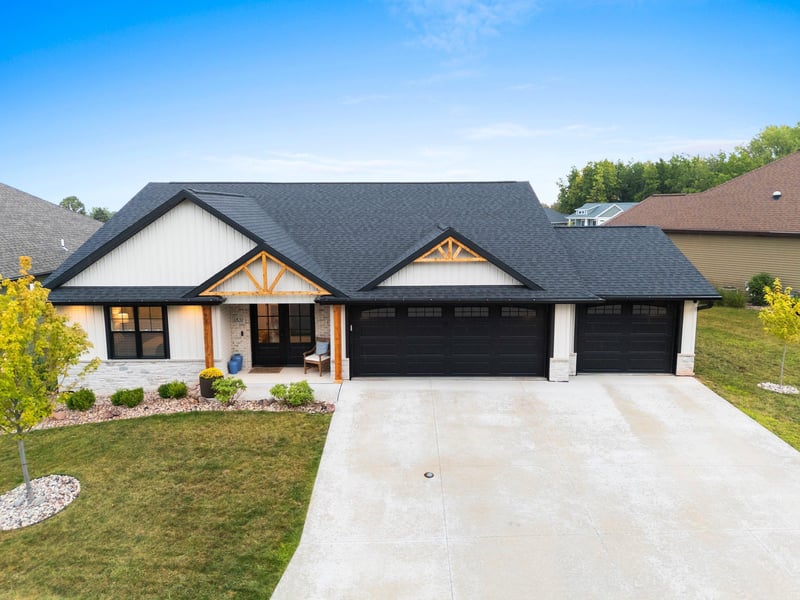 1831 Bobby Jones Dr, De Pere, WI 54115-5609