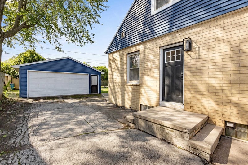 1028 Mayer St, Menasha, WI 54952