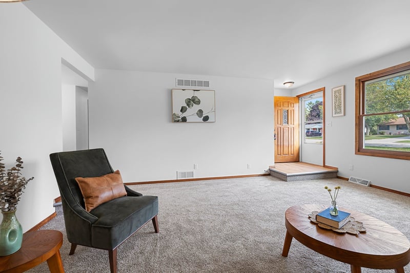 827 Hillcrest Hts, Green Bay, WI 54313
