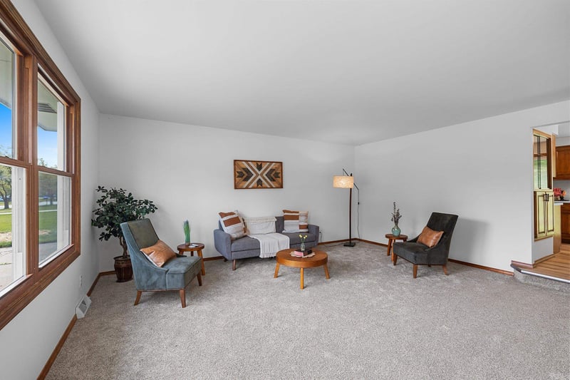 827 Hillcrest Hts, Green Bay, WI 54313