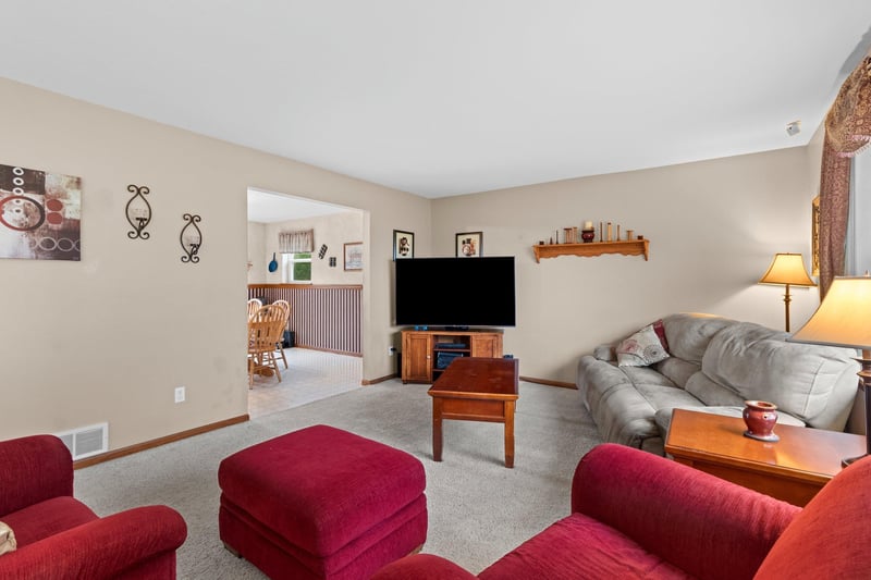 W9322 Oakwood Dr, Hortonville, WI 54944