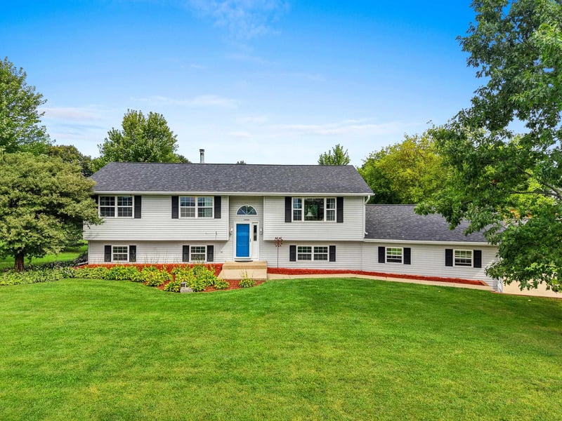 W9322 Oakwood Dr, Hortonville, WI 54944