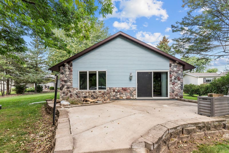 8443 Oconnells Resort Rd, Winnebago, WI 54986-9372